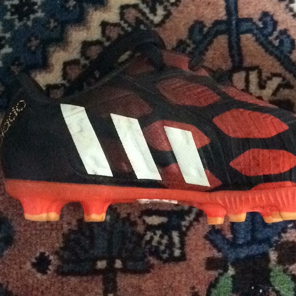 Boys Predator cleats - Picture 2 of 4
